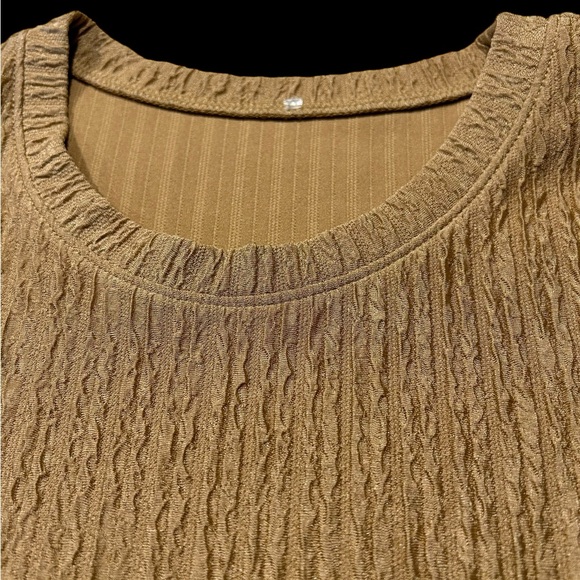 Pretty, unbranded shirt with stretchy fabric which requires no maintenance. - Picture 4 of 8